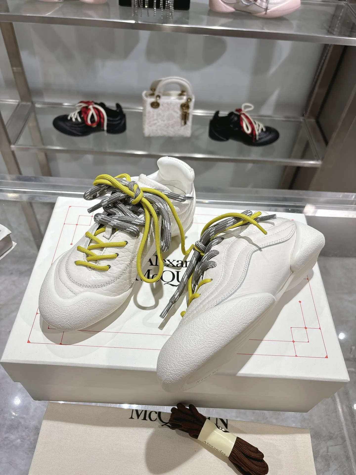 p580💰Couple model 𝐀𝐥𝐞𝐱𝐚𝐧𝐝𝐞𝐫 𝐌𝐜𝐐𝐮𝐞𝐞𝐧#/Alexander McQueen’s latest Flexion series, retro, casual, sneakers, original purchase, development, production, this Flexion Off Low-top sneakers in white grained leather with varying sized laces and an anatomically inspired lightweight segmented sole. The reverse skull pattern is embossed on the heel. Fabric: Original customized imported first-layer cowhide. Lining: Customized imported breathable mesh lining. Sole: Original open-molded non-slip TPU material. Bottom thickness: 2CM. Size: #Female size 35-40 (40 customized, non-refundable) #Men’s code 39-45 (45 customized, non-refundable)
